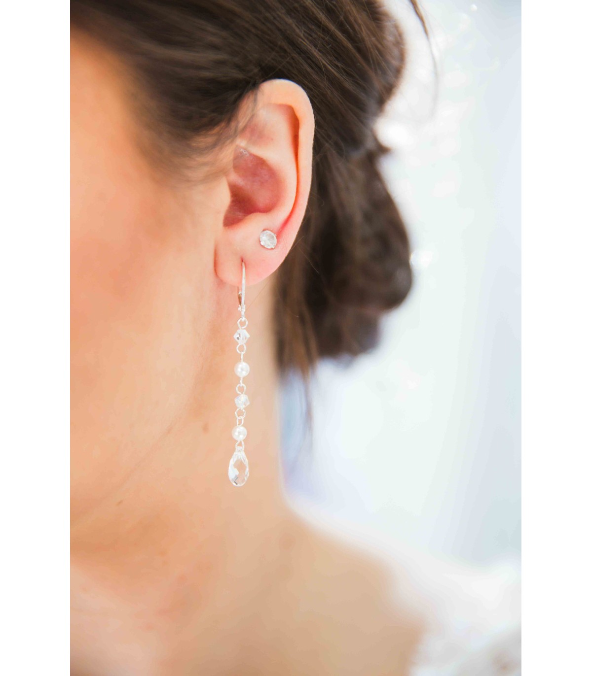 Boucles d'oreilles Syrina, boucles d'oreilles pendantes pour la mariée. Réalisées en perles de cristal nacrées et transparentes.
