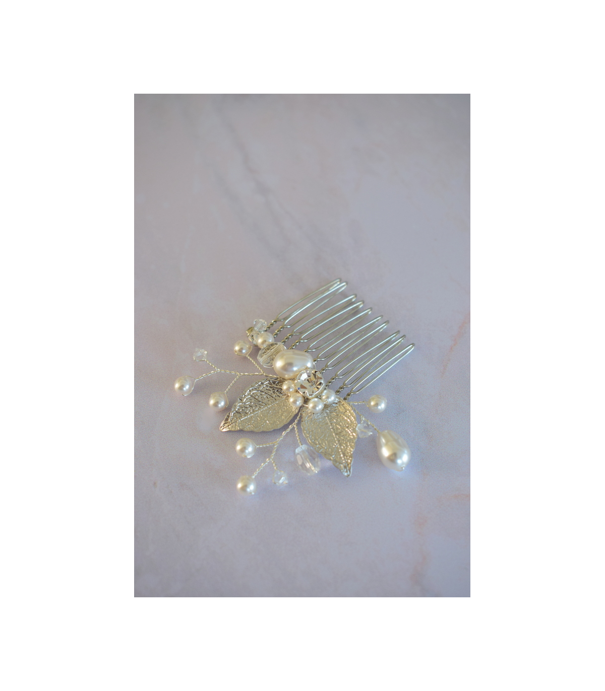 Peigne à cheveux Minuit, composé de feuilles argentées et de perles nacrées et en cristal.