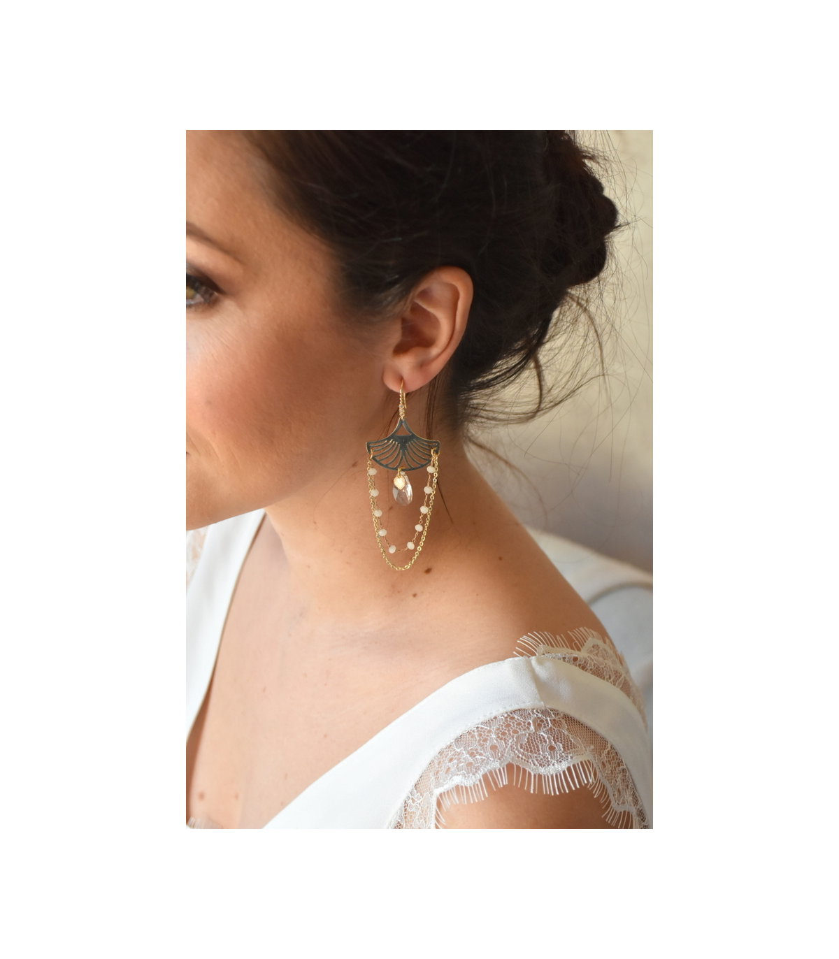 Boucles d'oreilles pour la mariée modèle Osiris avec cristaux et goutte Swarovski, et une fine chaine plaqué or.