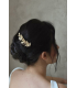 Bijoux mariage peigne à cheveux avec une feuille dorée pour le chignon de la mariée.