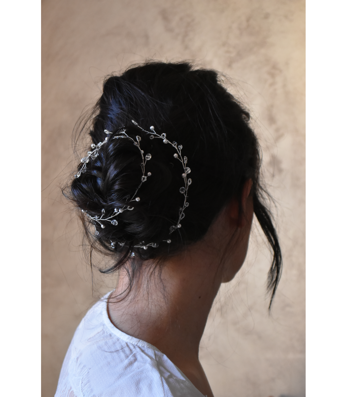 Bijou de cheveux pour la mariée modèle Olivia, en perles et cristaux.