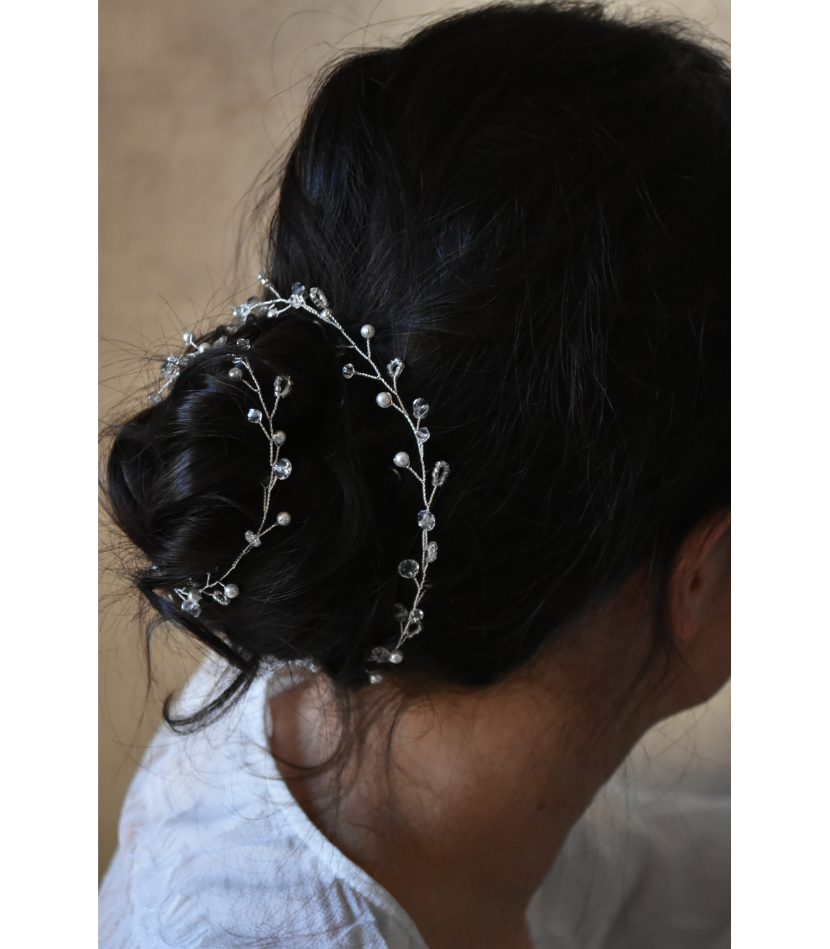 Bijou de cheveux pour la mariée modèle Olivia, en perles et cristaux.