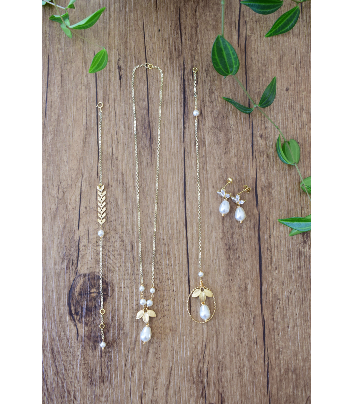 Collier de dos pour mariage boheme, feuilles dorées et cercle avec des perles nacrées. Lola framboise bijoux mariage.