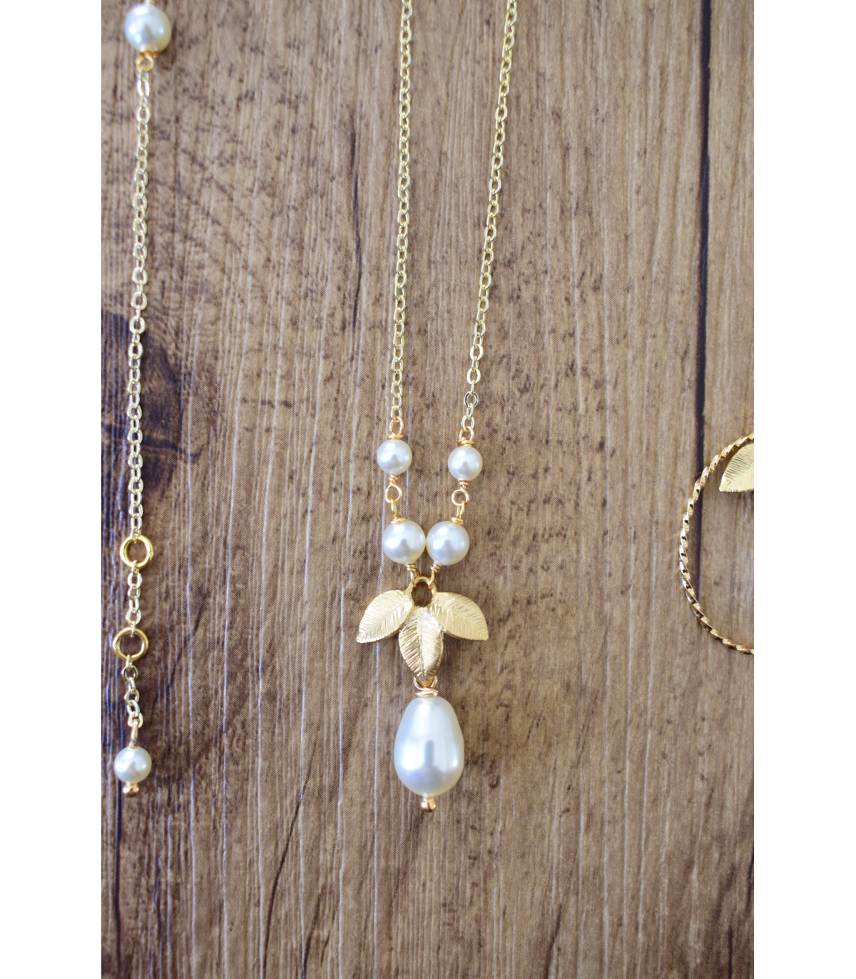 Collier pour mariage boheme, feuilles dorées et cercle avec des perles nacrées. Lola framboise bijoux mariage.