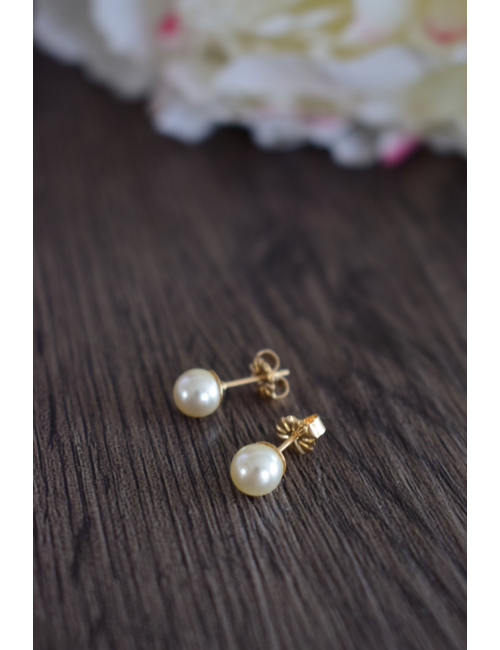 Boucles d'oreilles pour mariée, très fines en perles cristal nacrées.