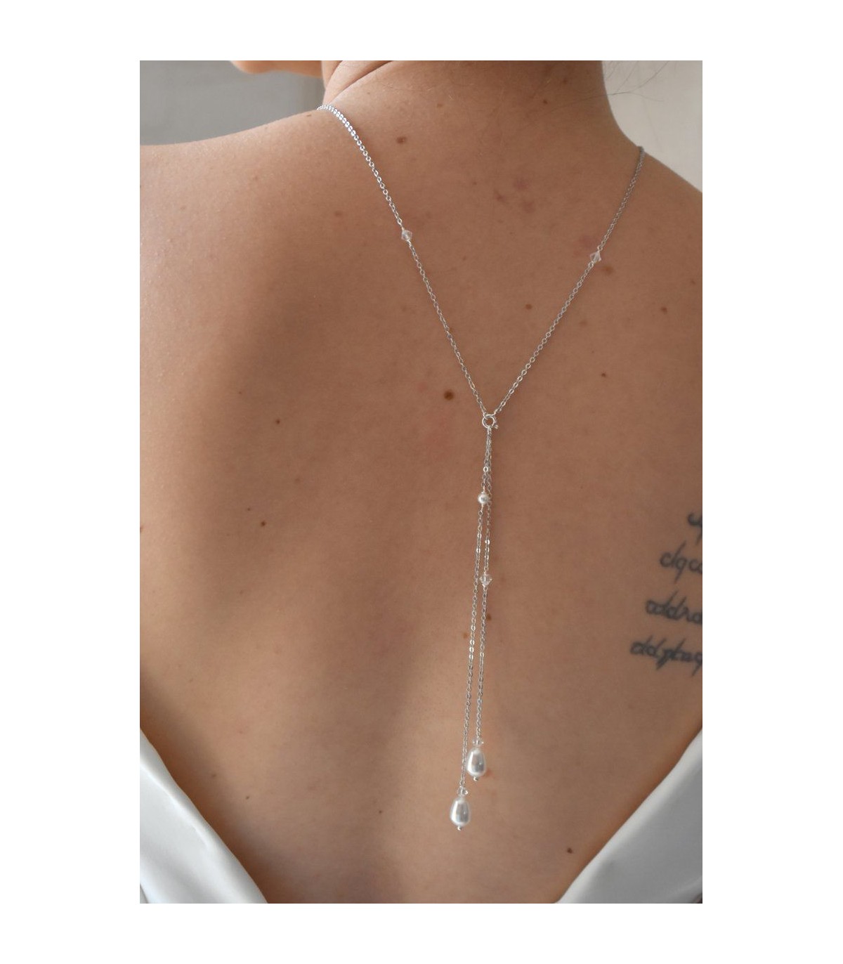 Collier de dos mariage modèle Divine avec des perles de cristal, chaine argentée et perles goutte.