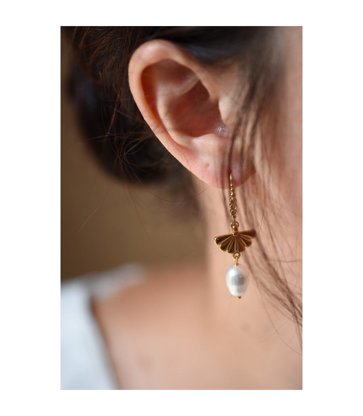 Boucles d'oreilles de mariage Cachou, en perles et peu pendantes.