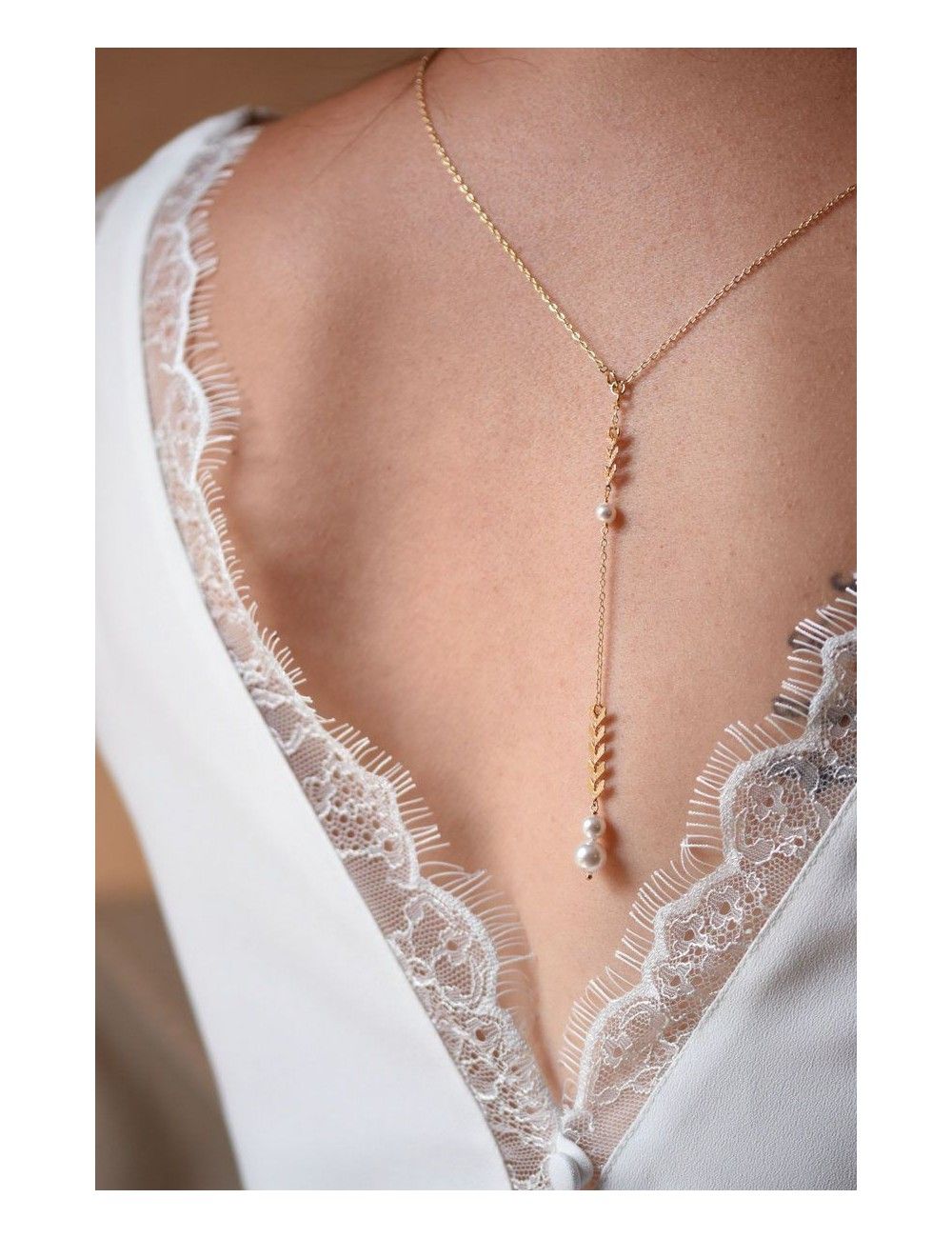 Collier de dos court Oly avec chainette pour la mariée en robe dos nu