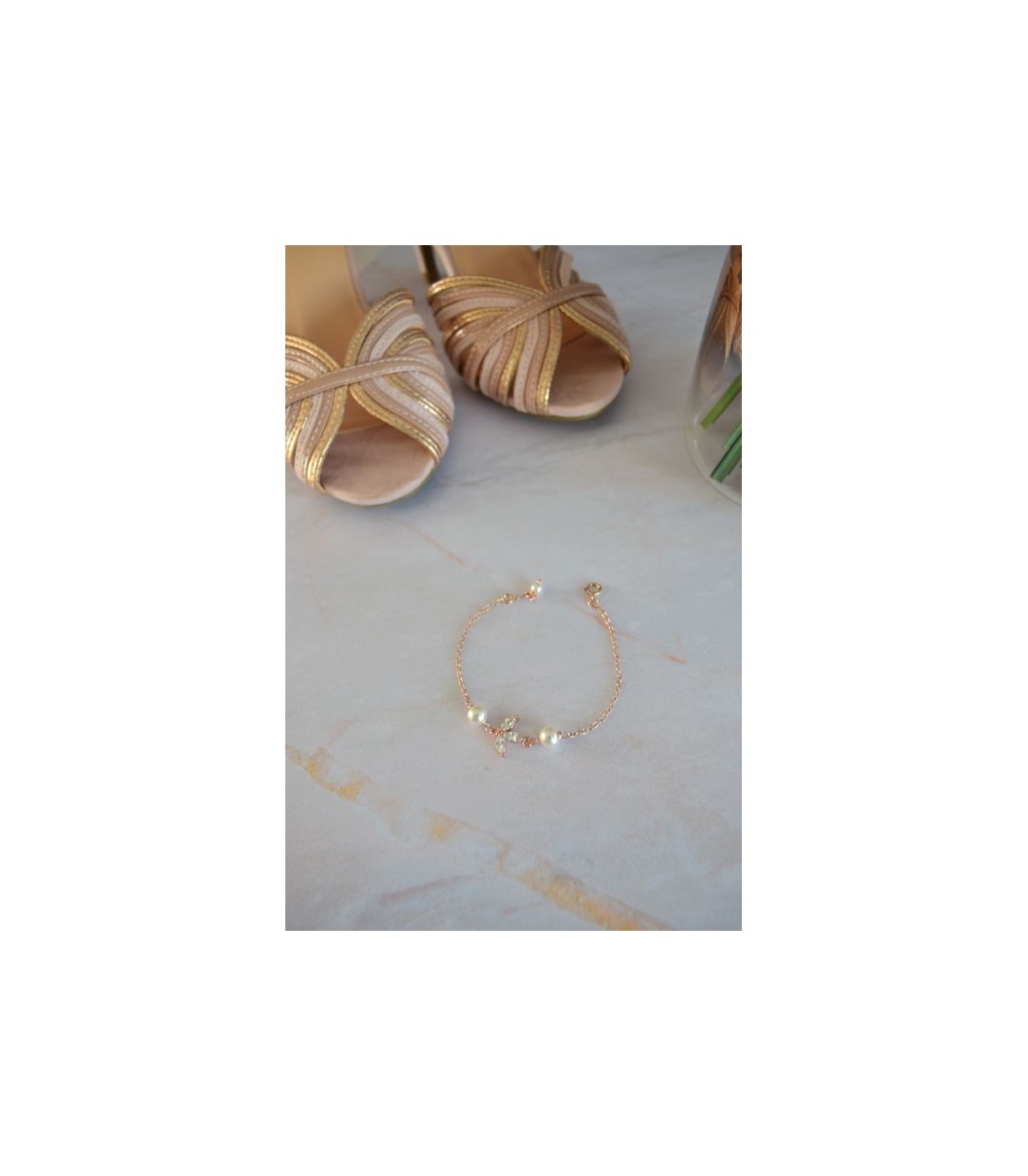 Bracelet pour la mariée Cassandre, zircon et perles nacrées sur fine chainette.