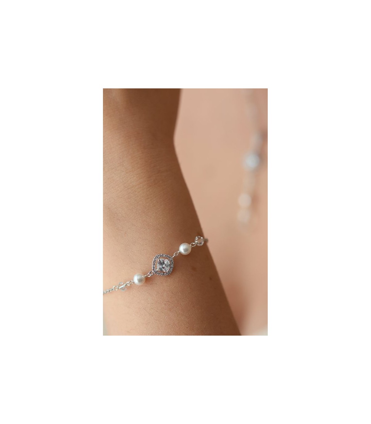 Bracelet de mariée Eva avec perles et strass très fins.	