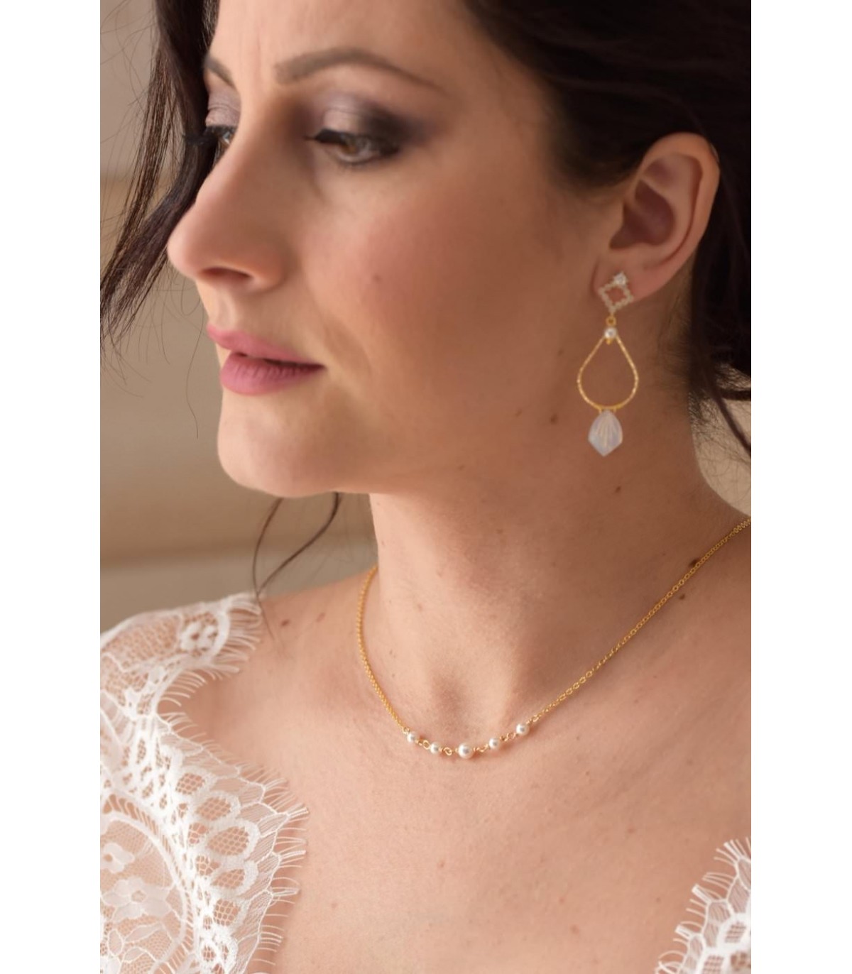 Collier de mariage minimaliste avec perles nacrées et fine chainette.