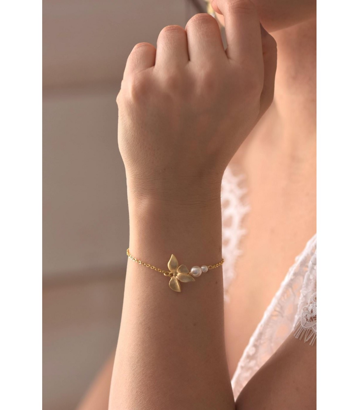 Bracelet de mariée Sylvia avec orchidée et perles nacrées.