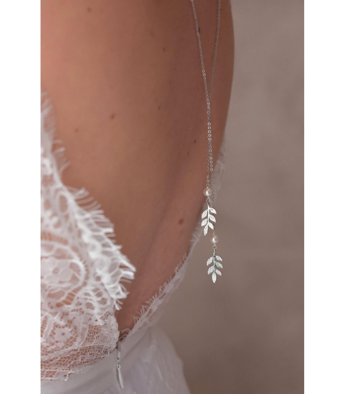 Bijou de dos pour la mariée champêtre ou bohême chic avec feuilles argentées
