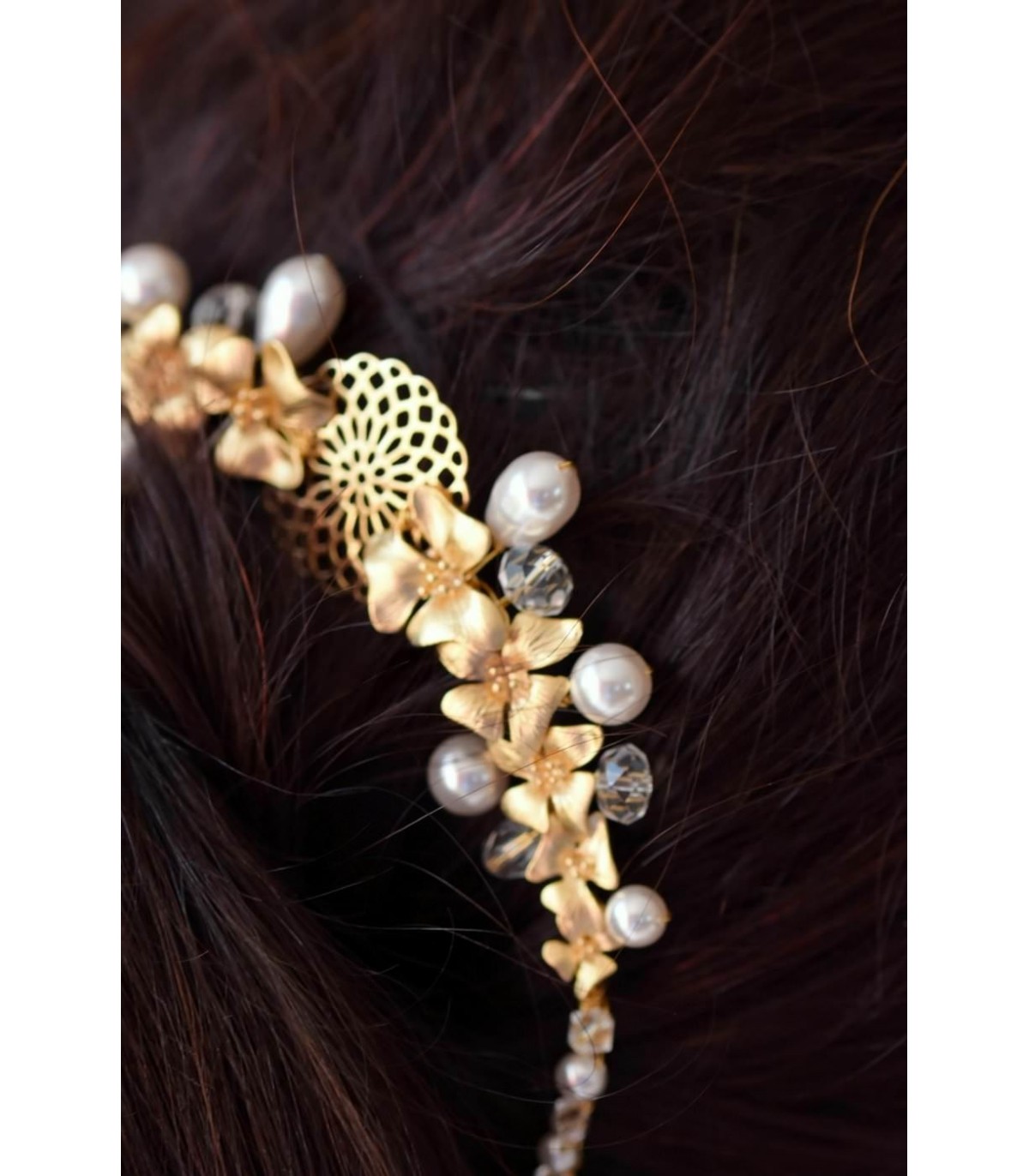 Ornement de cheveux Oasis avec fleurs dorées et perles pour le chignon de la mariée