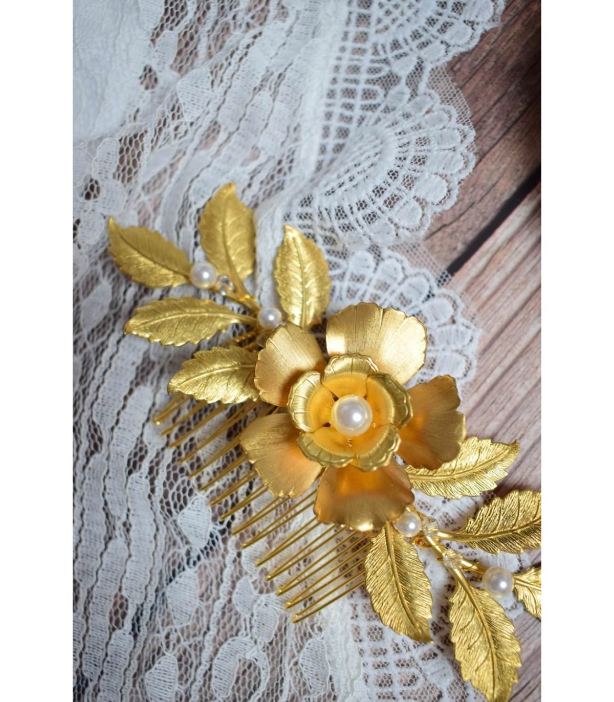 Peigne Pénélope pour la mariée avec de grande feuilles dorées et fleurs dorées style bohême ou champêtre chic