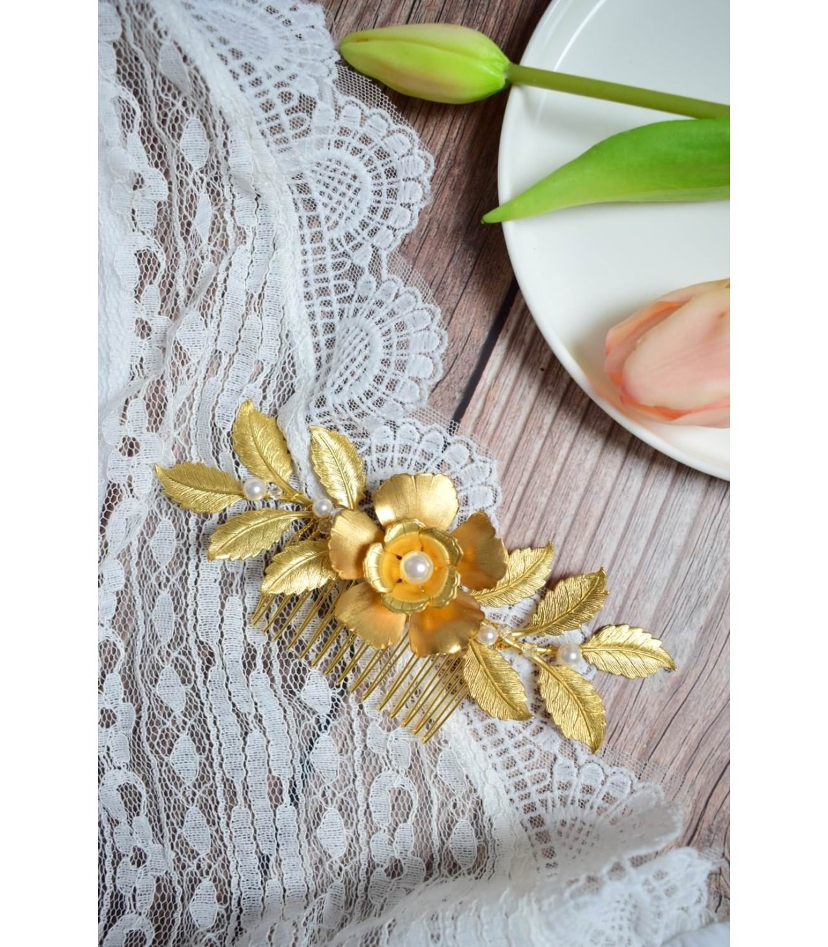 Peigne Pénélope pour la mariée avec de grande feuilles dorées et fleurs dorées style bohême ou champêtre chic