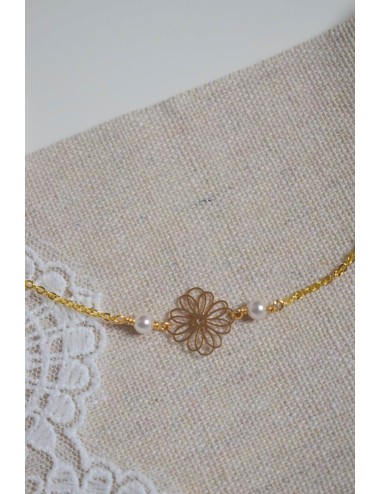 Collier de mariage modèle Daisy, ras du cou avec fleur et perles.