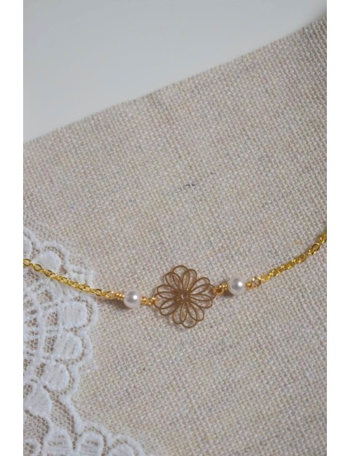 Collier de mariage modèle Daisy, ras du cou avec fleur et perles.