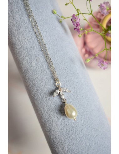 Collier de mariage Cassandre avec une fine chaine et goutte nacrée.