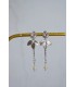Boucles d'oreilles pour la mariée modèle Rosalie, avec une jolie estampe dorée et des cristaux, une chainette perlée.