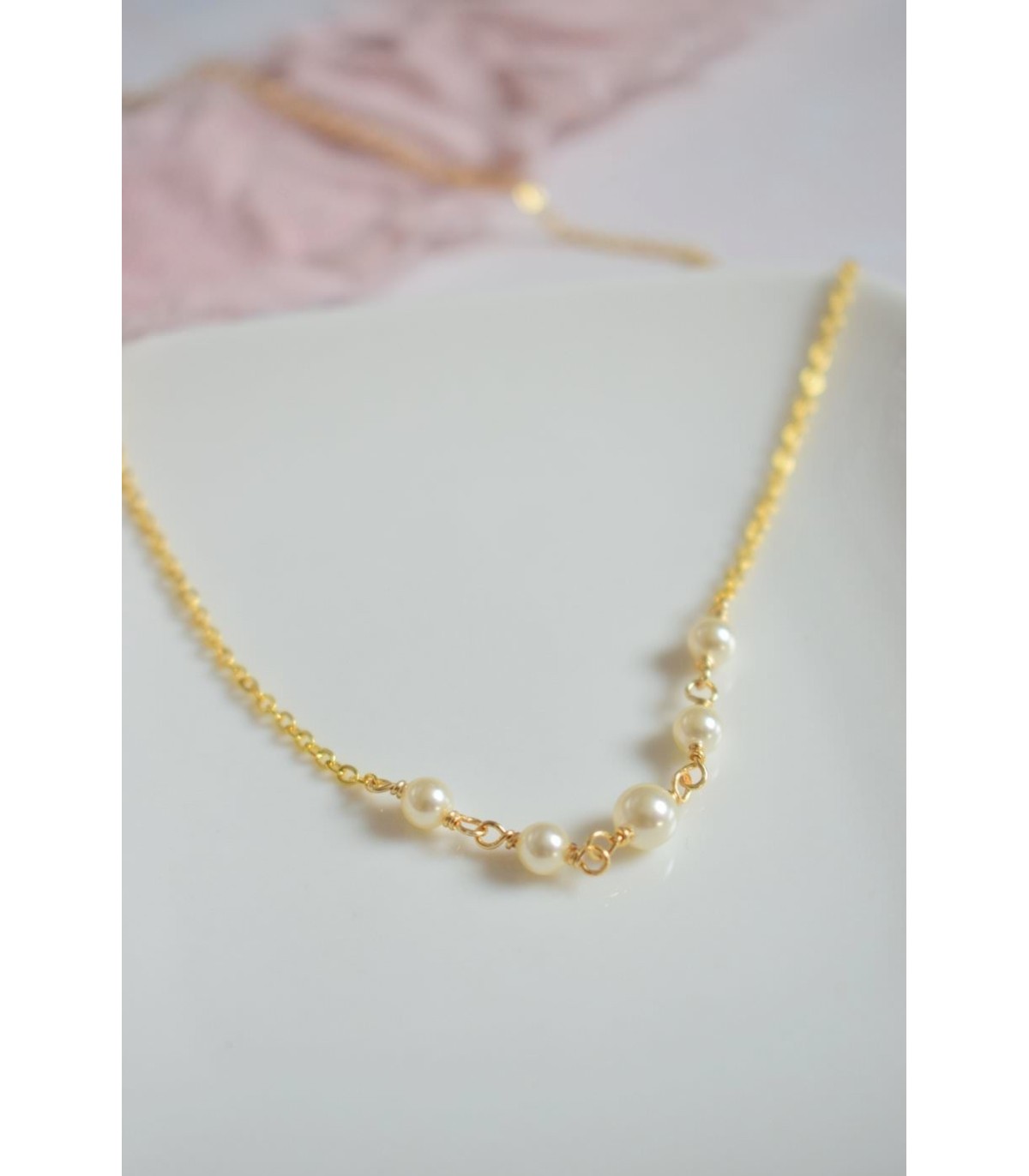Collier de mariage minimaliste avec perles nacrées et fine chainette.