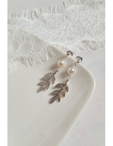 Boucles d'oreilles Rameau pour mariée, feuilles et perles nacrées.