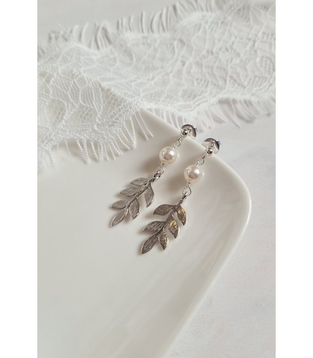 Boucles d'oreilles Rameau avec perle nacrée et feuilles dorées pour un mariage champetre.
