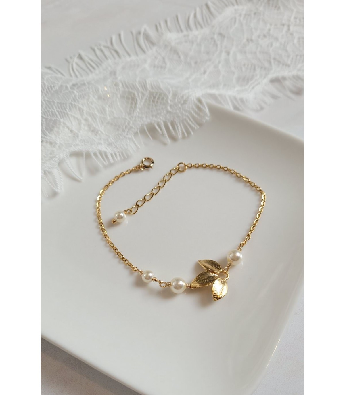 Bracelet de mariée Zen avec des feuilles dorées et perles pour la mariée bohème.