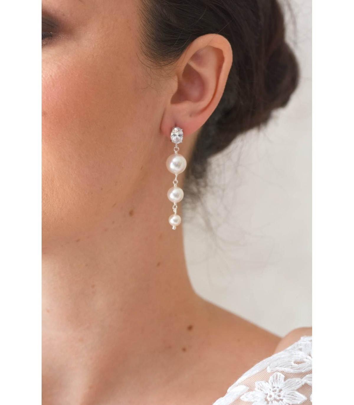 Boucles d'oreilles Chandelier pour la mariée, pendantes et glamour avec des perles nacrées et un fermoir strassé.