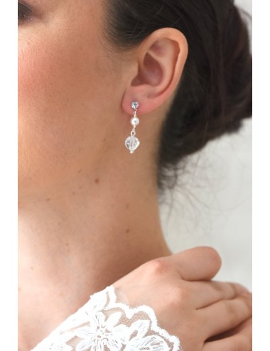 Boucles d'oreilles pour mariée fines avec petites perles.