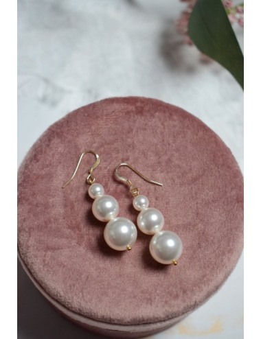 Paire de boucles en perles nacrées en dégradé pour la mariée.