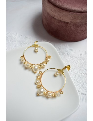 Boucles d'oreilles créoles avec perles nacrées pour la mariée.