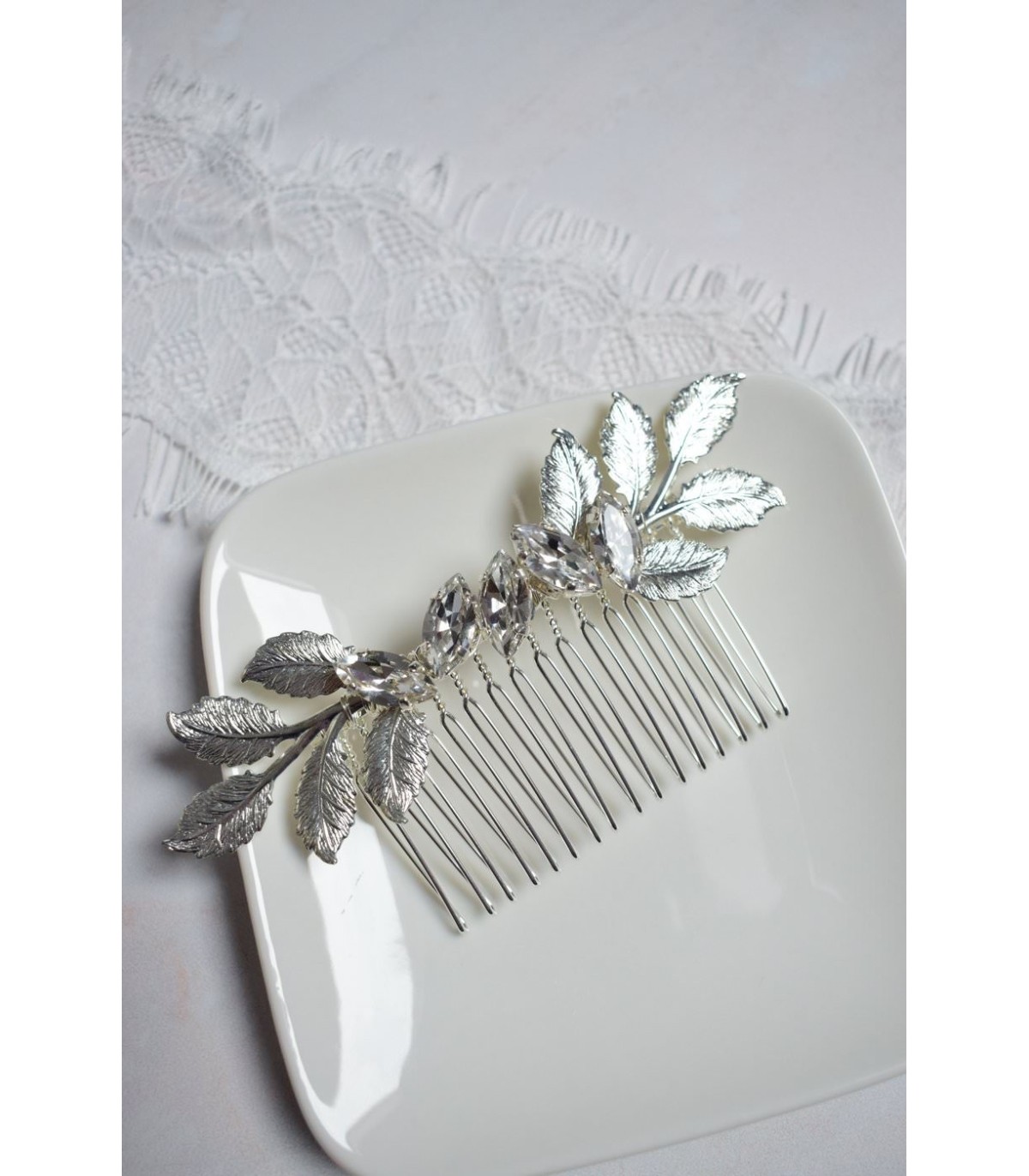 Peigne à cheveux pour le mariage modèle Eclat, en perles de cristal et de verre uniquement, avec 3 petites feuilles argentées.