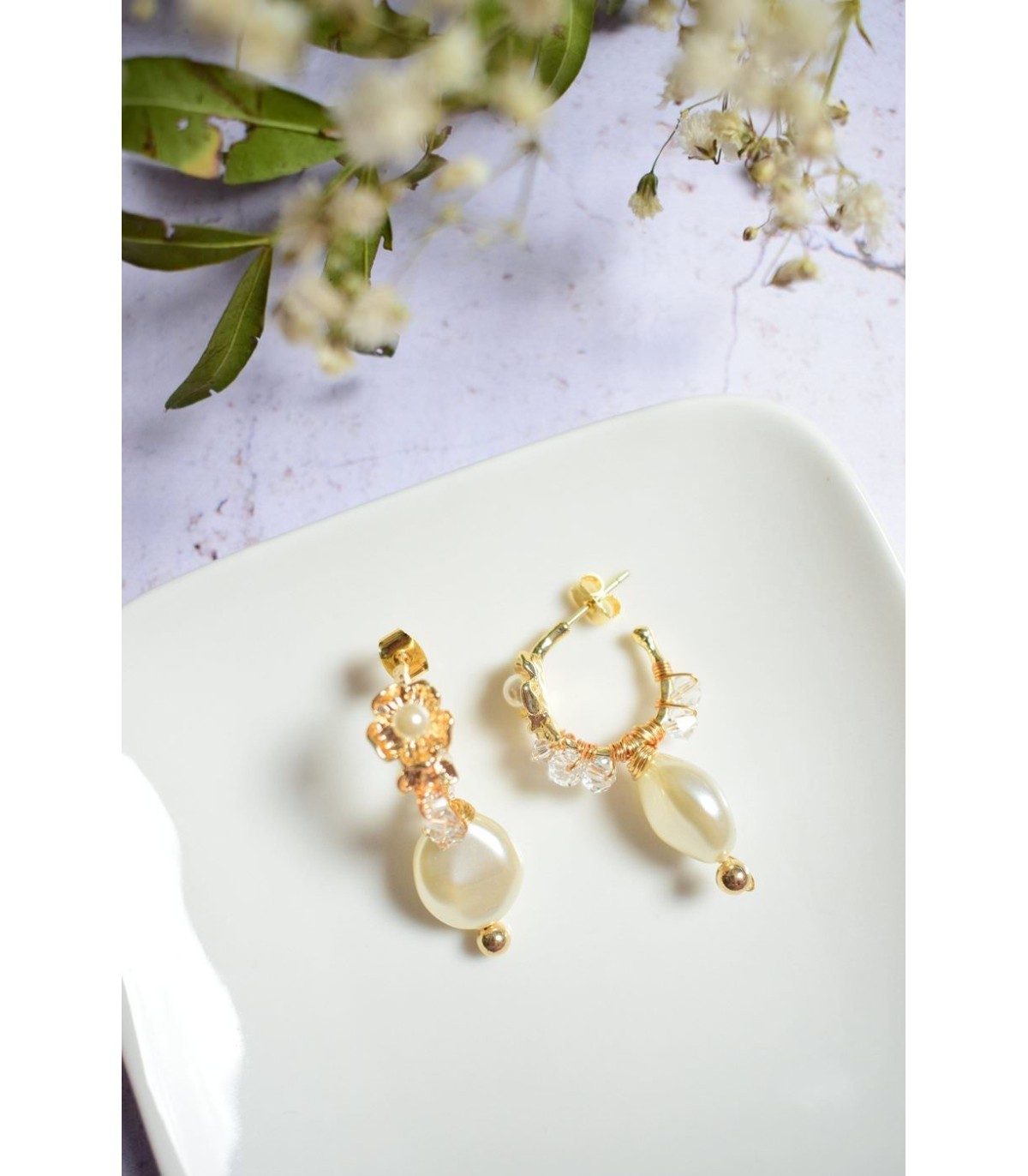 Boucles d'oreilles Lisandre pour la mariée, créoles pendantes avec fleurs et perles irrégulières