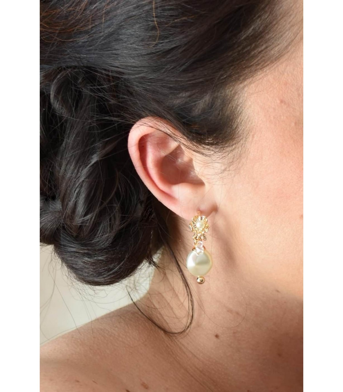 Boucles d'oreilles Lisandre pour la mariée, créoles pendantes avec fleurs et perles irrégulières