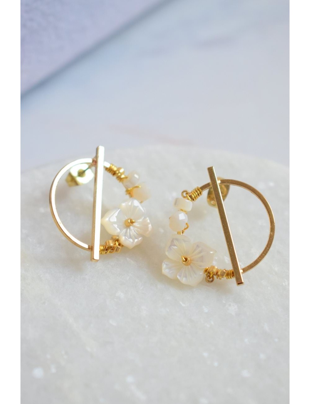 Boucles d'oreilles pour mariée originales avec une fleur sur un cercle