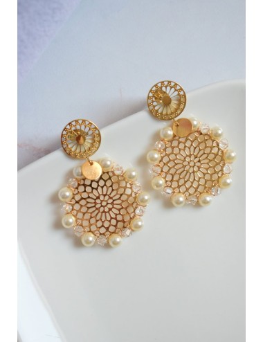 Boucles d'oreilles tendance pour la mariée avec des rosaces perlées.