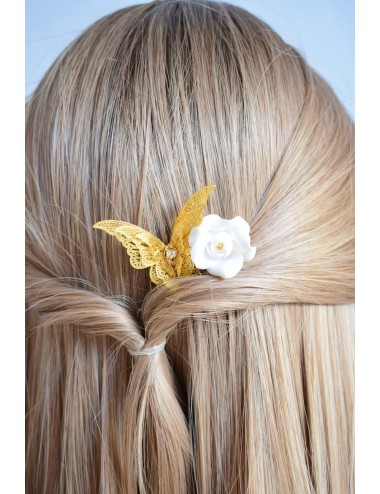 Peigne à cheveux pour la mariée avec un papillon et une rose