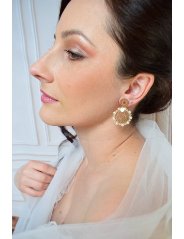 Boucles d'oreilles tendance pour la mariée avec des rosaces perlées.