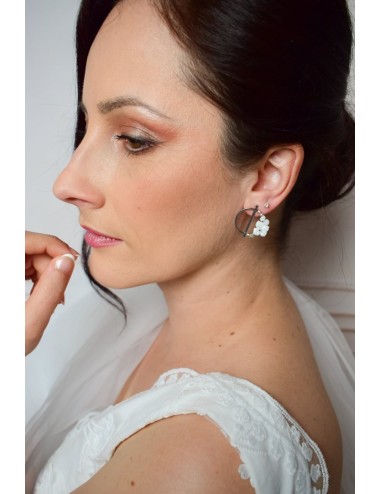 Boucles d'oreilles pour mariée originales avec une fleur sur un cercle