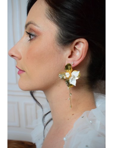 Boucles d'oreilles pour mariée en forme de grandes fleurs en laiton.