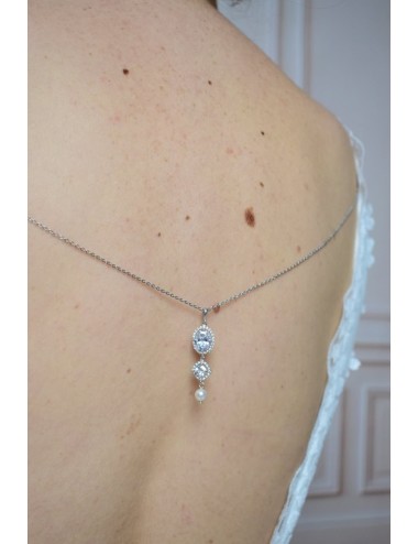 Bijou de robe Eclat avec chaine strassée pour mariée en robe dos nu.