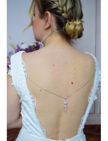 Bijou de robe Eclat avec chaine strassée pour mariée en robe dos nu.