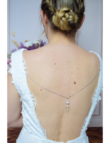 Bijou de robe Eclat avec chaine strassée pour mariée en robe dos nu.