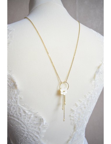 Collier de dos romantique chic avec fleur de nacre pour la mariée.