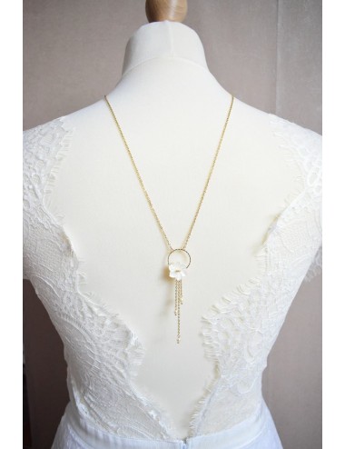 Collier de dos romantique chic avec fleur de nacre pour la mariée.