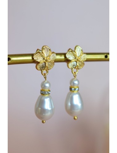 Boucles d'oreilles pour mariée avec un motif floral et des perles