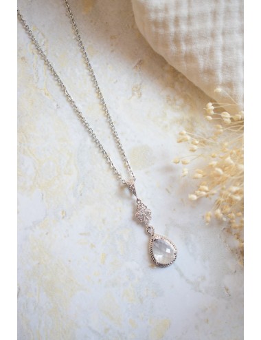 Collier mariage goutte transparente façon pendentif sur fine chaine.