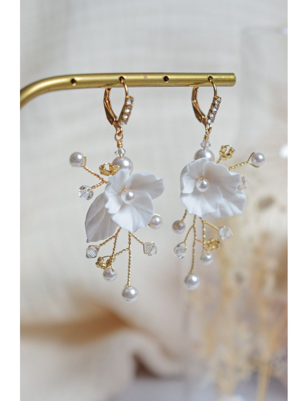 Boucles d'oreilles pour la mariée romantique avec fleur et perles