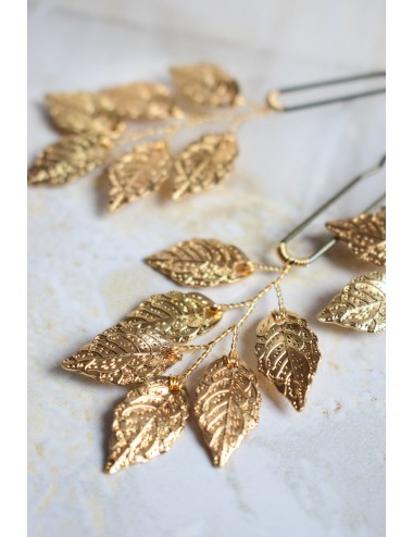 Pics à cheveux avec feuilles dorées.